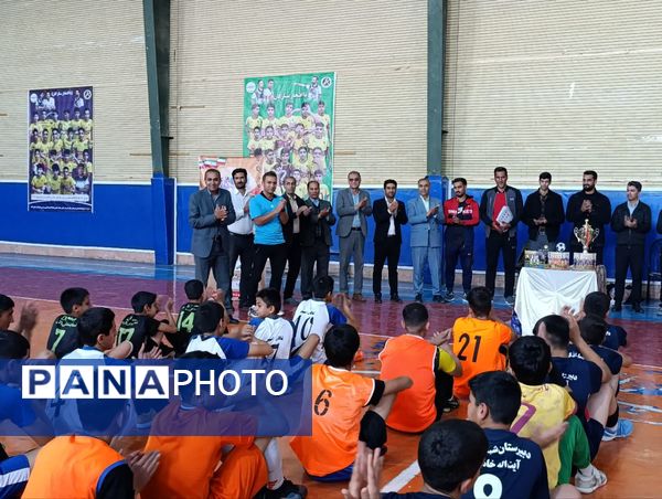 اختتامیه پرشور مسابقات فوتسال مدارس خلیل‌آباد با معرفی قهرمانان 