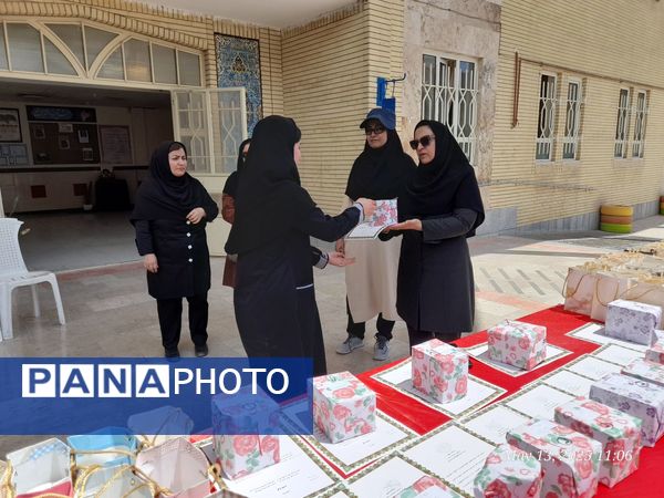 تجلیل از برگزیدگان دبیرستان ۱۵ خرداد 