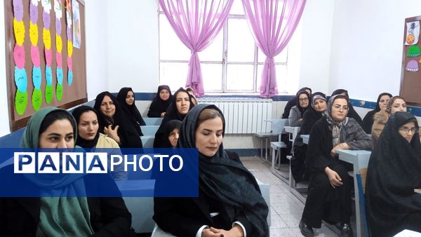 جلسه انجمن اولیا و ارائه کارنامه های هشدار به والدین در مدرسه شهید نجفی فدافن