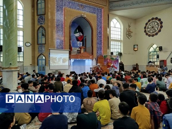 حضور امام جمعه شهرستان کاشمر در بین معتکفین دانش‌آموز در مسجد جامع شهرستان کاشمر 