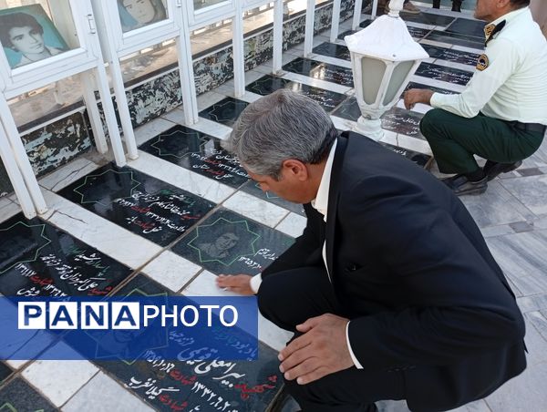 عطر افشانی و گلباران مزار شهدا توسط مسئولین کاشمر به مناسبت هفته دولت