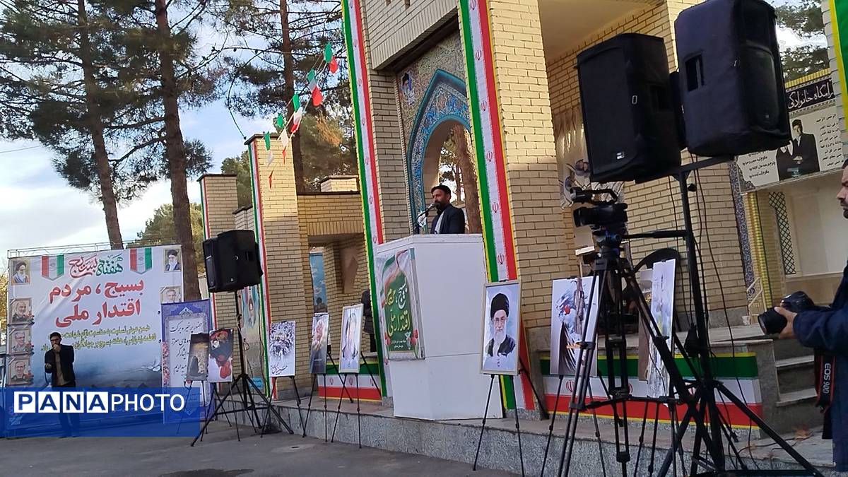 غبارروبی و عطرافشانی گلزار مطهر شهدا در نیشابور 