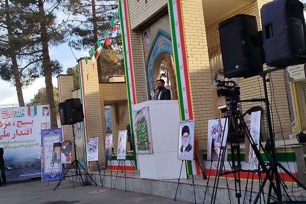 غبارروبی و عطرافشانی گلزار مطهر شهدا در نیشابور 