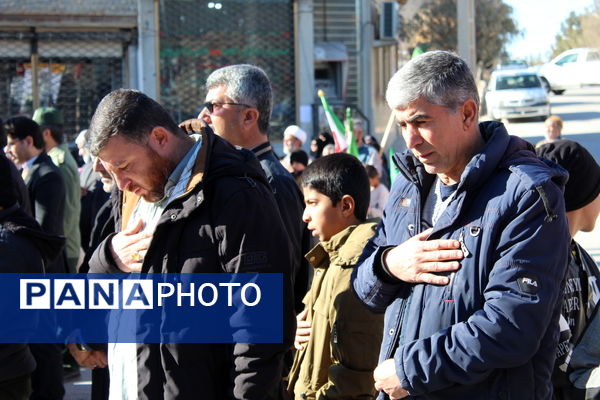 تمثال مبارک امام خمینی(ره) در شهر درق گلباران شد 