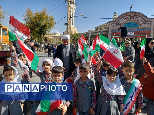 مشت هایی از نماد استواری و شجاعت 