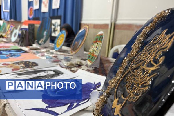 آیین افتتاحیه نمایشگاه هنری «ماها» در هنرستان شهید تاجیک بهارستان‌دو