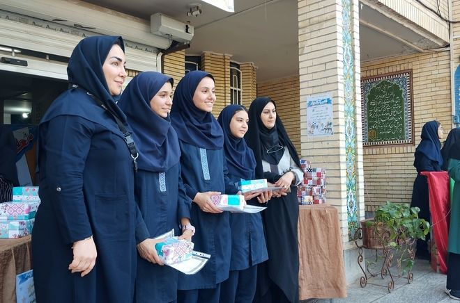 رویداد «شادی به رنگ ایثار» با هدف آشنایی دانش‌آموزان با مهارت های اجتماعی در دبیرستان شاهد عصمت برگزار شد