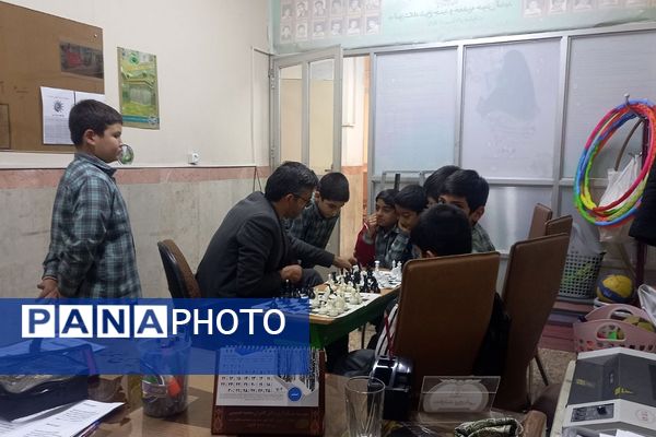 آمادگی دانش‌آموزان برتر شطرنج دبستان شیخ جنید (ره) برای رقابت‌های شهرستانی