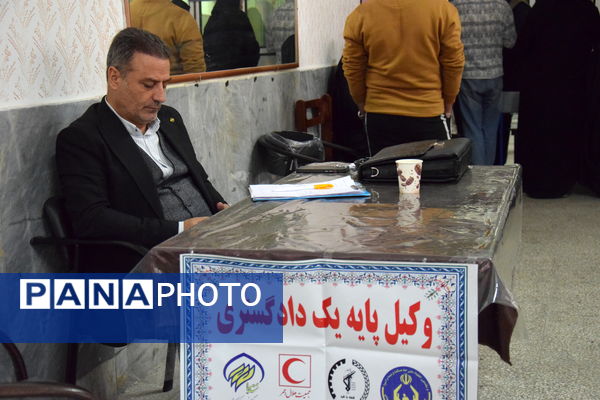 برپایی میز خدمت‌رسانی درمانی در دبیرستان شهید صدوقی با همکاری نهادهای جهادی