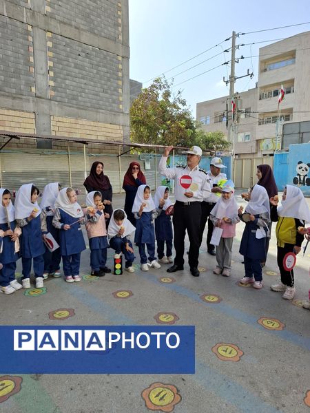 بازدید ماموران نیروی انتظامی در مدرسه 17شهریور بجنورد