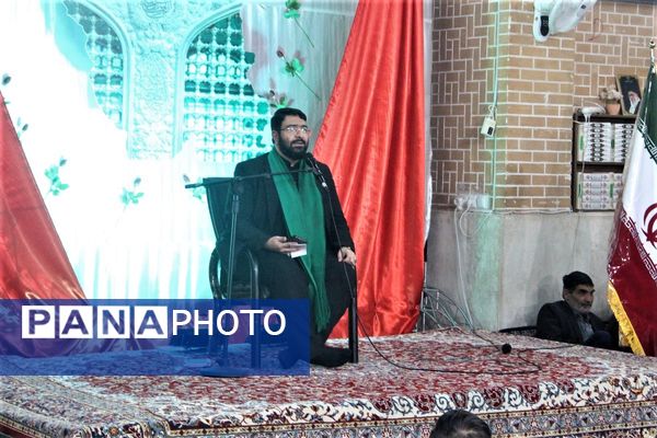 استقبال نوجوانان از غرفه‌های یادواره شهدای مسجد جامع قم