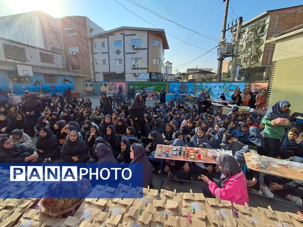 بازارچه دست‌ساخته‌های دانش‌آموزی در دبیرستان بهار آزادی قائمشهر