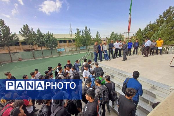 آیین سپاس معلم به مناسبت هفته گرامیداشت مقام معلم توسط دانش آموزان منطقه پردیس