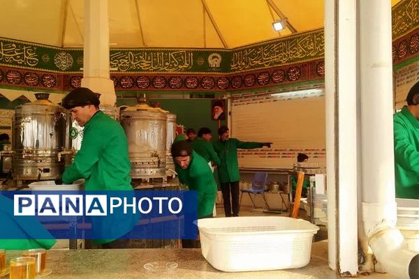 حضور خادمان اصفهانی در چایخانه امام رضا«ع» مشهد