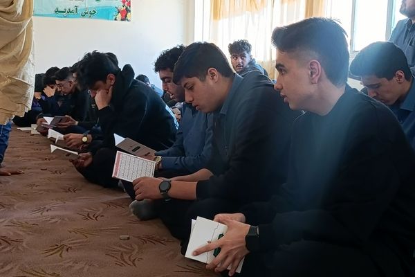 زمزمه‌های عاشورایی دانش‌آموزان در نمازخانه هنرستان شیخ‌الرئیس