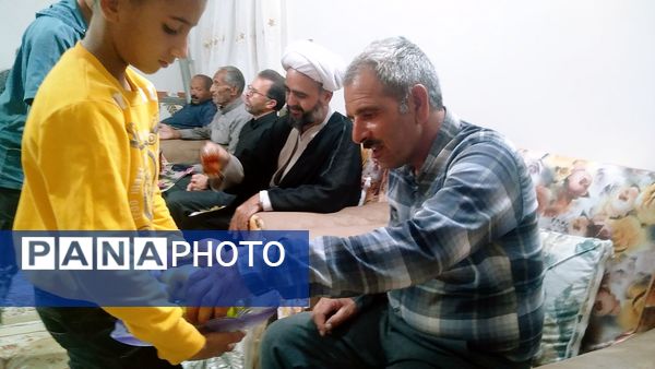 مراسم قرائت قرآن و تجلیل از مادر شهید در روستای بزنجرد خلیل آباد