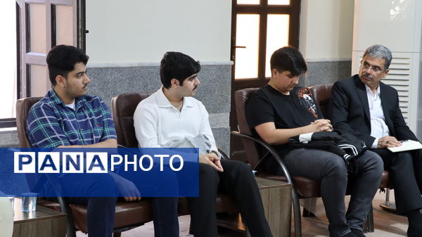 دیدار نخبگان دانش‌آموزی با نماینده ولی فقیه در استان بوشهر 