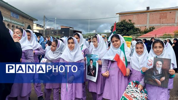 حضور پر شور نسل آینده در راهپیمایی روز دانش آموز 