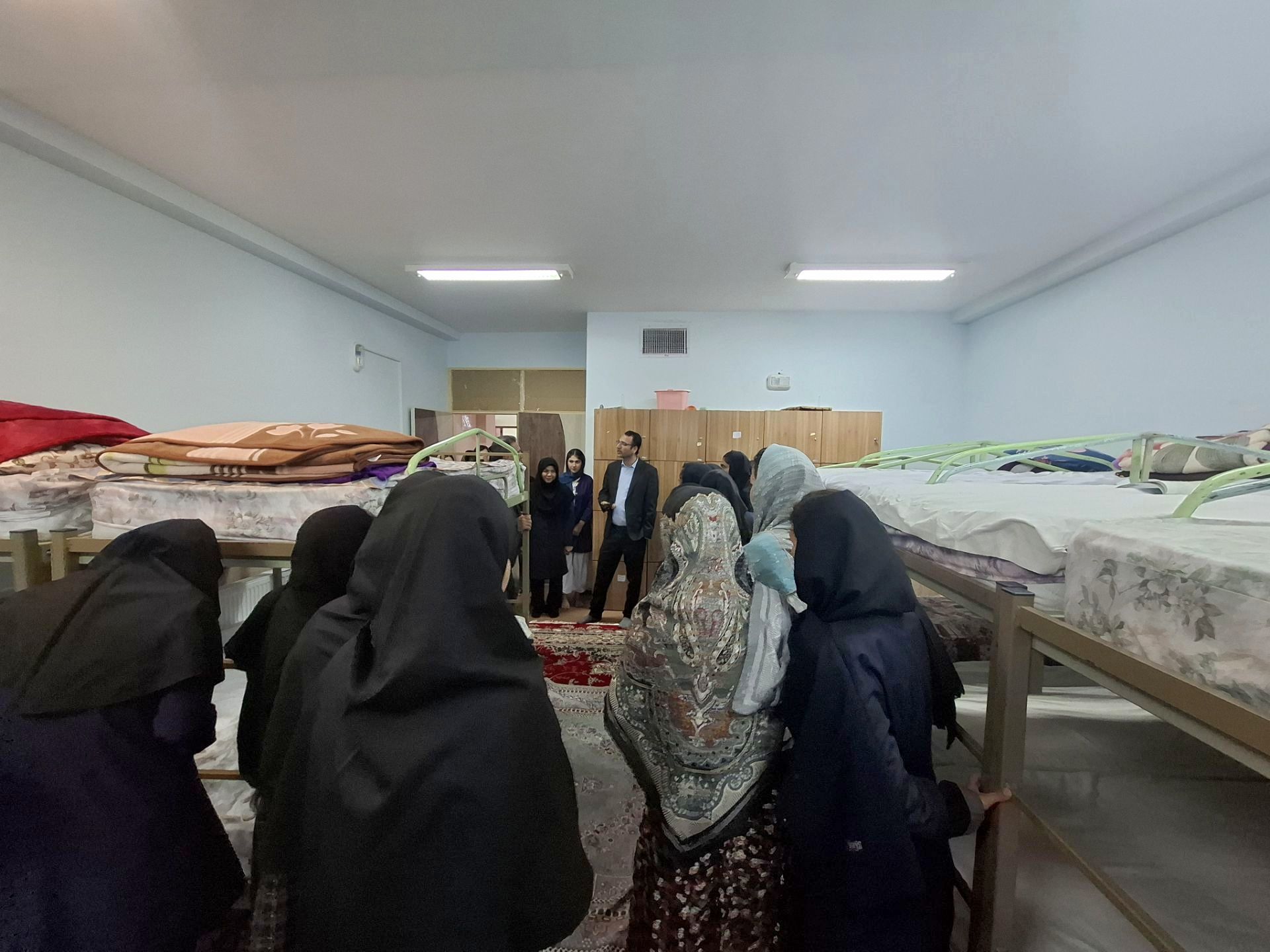 گفت‌وگوی صمیمی معاون آموزش ابتدایی خراسان شمالی با دانش‌آموزان در بازدید شبانه از مجتمع‌های عشایری امید انقلاب و نسیبه
