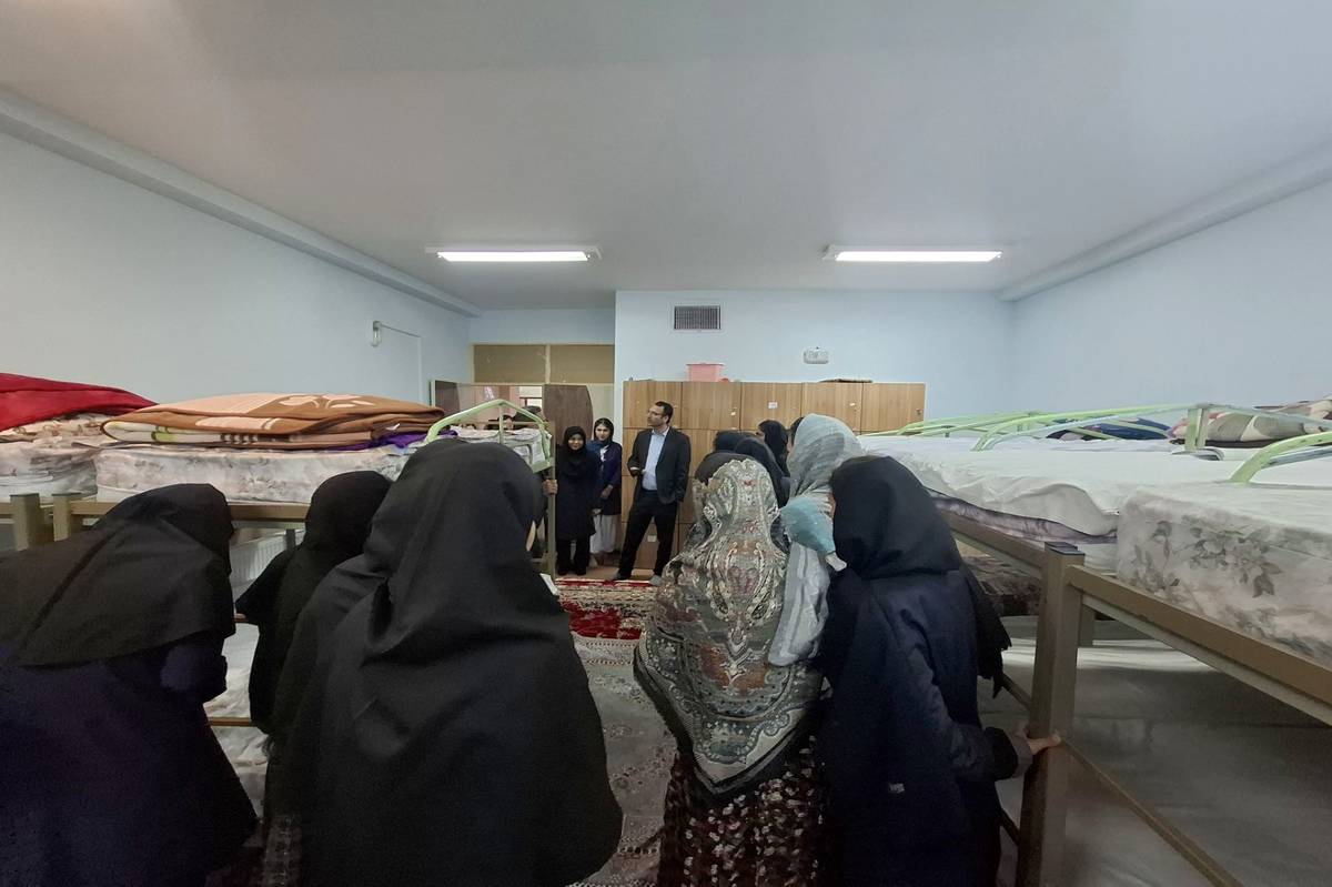 گفتوگوی صمیمی معاون آموزش ابتدایی خراسان شمالی با دانشآموزان در بازدید شبانه از مجتمعهای عشایری امید انقلاب و نسیبه
