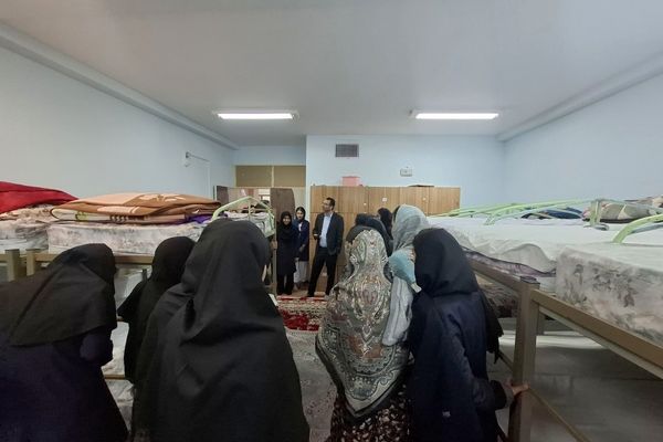 گفت‌وگوی صمیمی معاون آموزش ابتدایی خراسان شمالی با دانش‌آموزان در بازدید شبانه از مجتمع‌های عشایری امید انقلاب و نسیبه