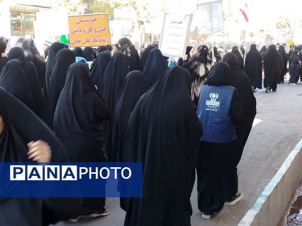 حضور پرشور دانش‌آموز خبرنگاران پانا کاشمر در راهپیمایی ۱۳ آبان