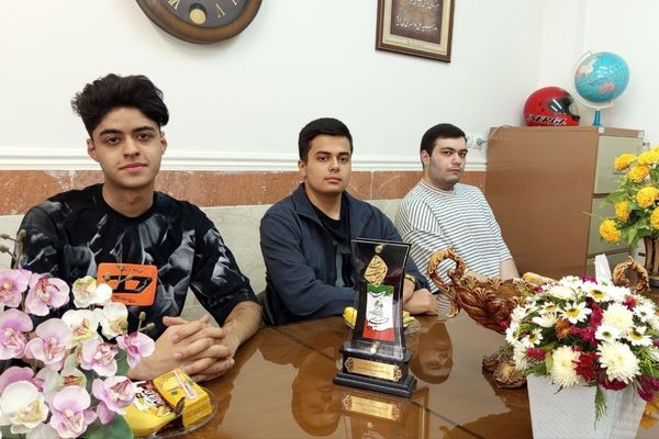 برگزاری آیین تجلیل از برترین‌های کنکور در مدرسه نمونه دولتی فرهنگ منطقه ۱۰