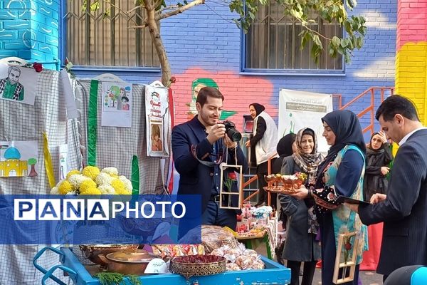 برگزاری بازارچه همدلی با کودکان غزه در دبستان آزاده ناحیه دو شهرری 