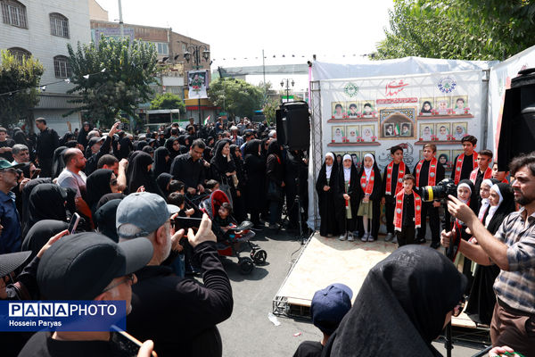 موکب «عشاق‌الحسین» سازمان دانش آموزی در راهپیمایی خانوادگی جاماندگان اربعین حسینی - تهران/ 2