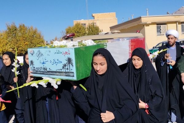 عطر گلاب، پرچم ایران و قدم‌های نور؛ در دبیرستان  فروغ‌دانش اردل