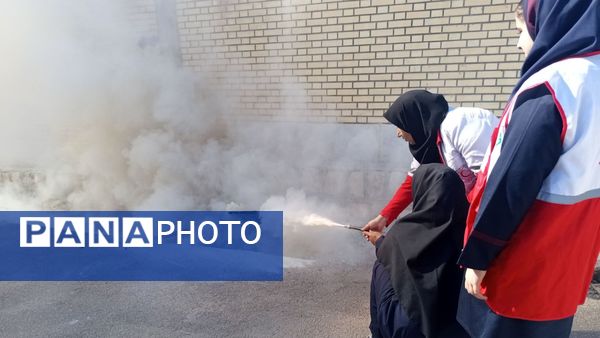 برگزاری مانور پدافند غیرعامل در آموزشگاه سمیه ناغان 