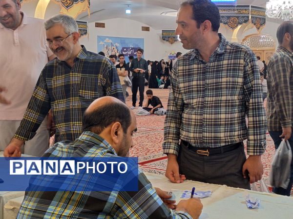 حضور پرشور مردم پای صندوق‌های اخذ رأی در حرم مطهر رضوی