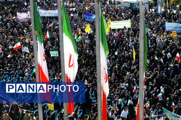 دانش آموزان و مسئولین در کنار یکدیگر، روز دانش‌آموز را رقم زدند