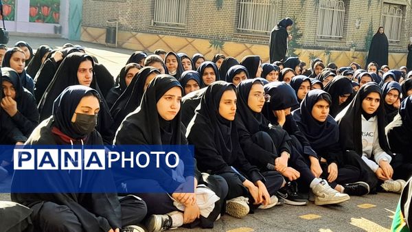 حال‌وهوای معنوی دانش‌آموزان در استقبال از پیکر شهید ۲۳ ساله در مدرسه شهید عصمت ناحیه 3 کرج 