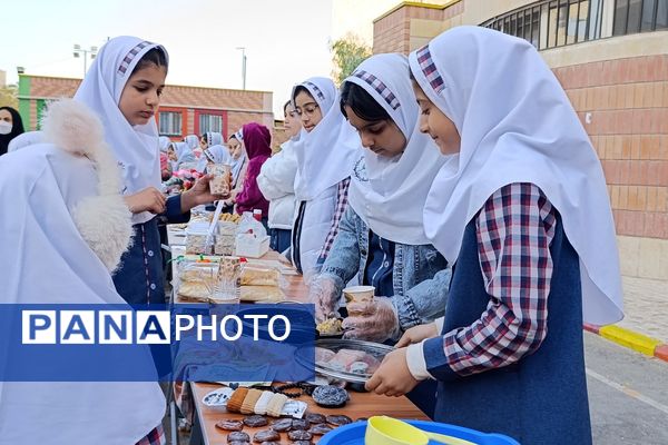 برپایی بازارچه کسب‌و‌کار در مدرسه شهدای پانزده خرداد قرچک