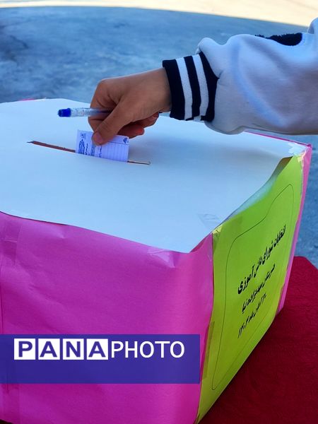 انتخابات شورای دانش‌آموزی در هنرستان مهدیزاده نیا