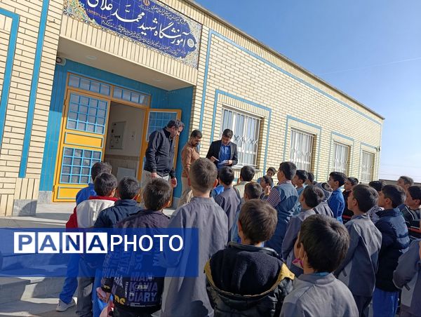 تجلیل از برگزیدگان مسابقات در مدرسه شهید غلامی خلیل آباد 