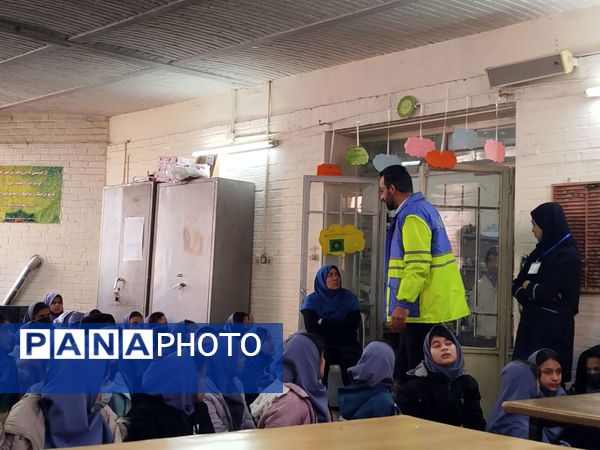 بیست و هفتمین مانور زلزله در دبیرستان دخترانه دانشور 2 