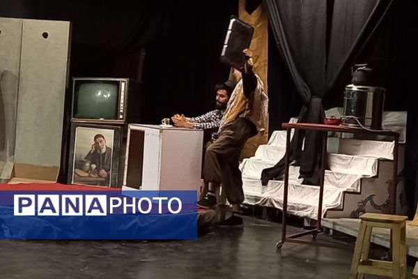 «روایت زمان»؛ هنرنمایی تئاتری در ستایش شهدا روی صحنه فرهنگسرای رازی ورامین