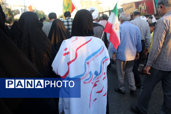جلوه‌های حماسی از حضور نوجوانان قمی در مراسم تشییع شهدا 