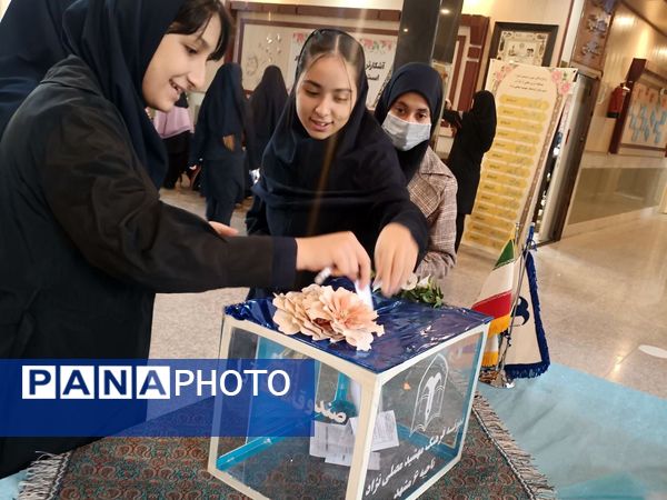 انتخاب نماینده دانش آموزان در دبیرستان نمونه فرهنگ مهشید مصلی نژاد ناحیه ۶