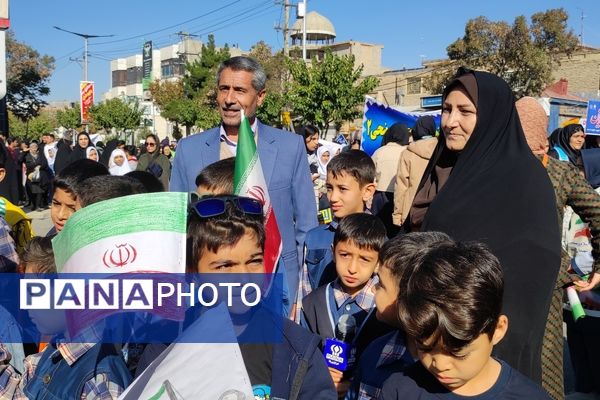 حضور دانش‌آموزان دبستان مبین شیروان در راهپیمایی ۱۳ آبان