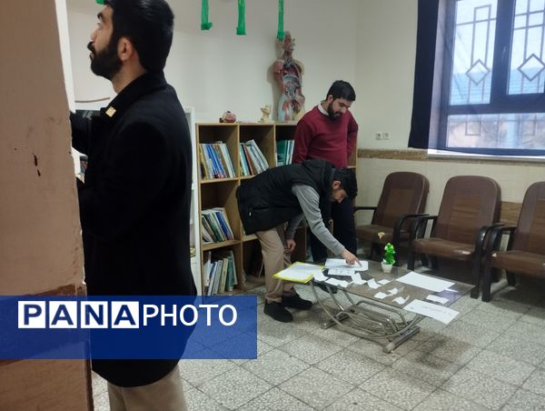 برپایی نمایشگاه مدرسه انقلاب در دبیرستان پروین اعتصامی حاجی‌آباد