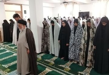 اقامه نماز جماعت  در دبیرستان شهید مجید دهنوی نیشابور