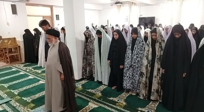 اقامه نماز جماعت  در دبیرستان شهید مجید دهنوی نیشابور