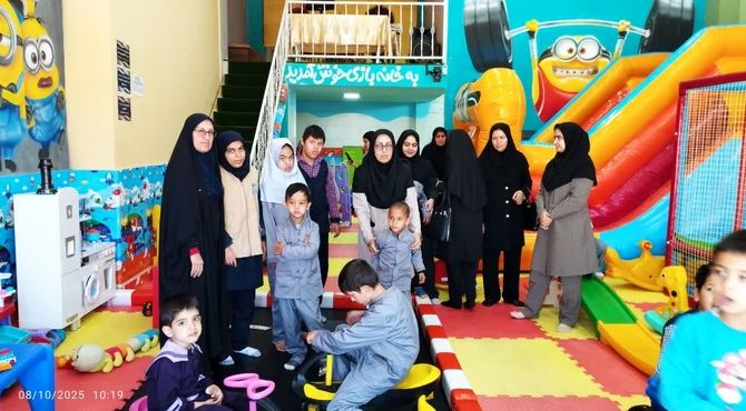 شادی کودکان پیش‌دبستانی آموزشگاه  ولایت  در  روز جهانی کودک
