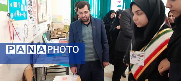 افتتاحیه نمایشگاه پژوهشی و فناورانه دبیران و دانش‌آموزان شهرستان ملارد در دبیرستان فرزانگان استعداد درخشان