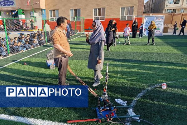 هیجان پرتاب موشک آبی در هفته هوافضا با حضور دانش‌آموزان در پژوهشسرای خواجه نصیرالدین طوسی