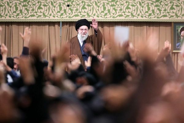 زمزمه‌های عشق در حسینیه امام