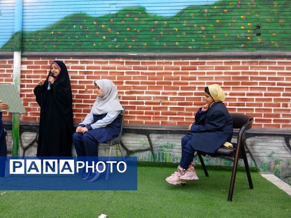 طنین شعارهای انقلابی در دبستان دخترانه میثاق به مناسبت ۱۳ آبان